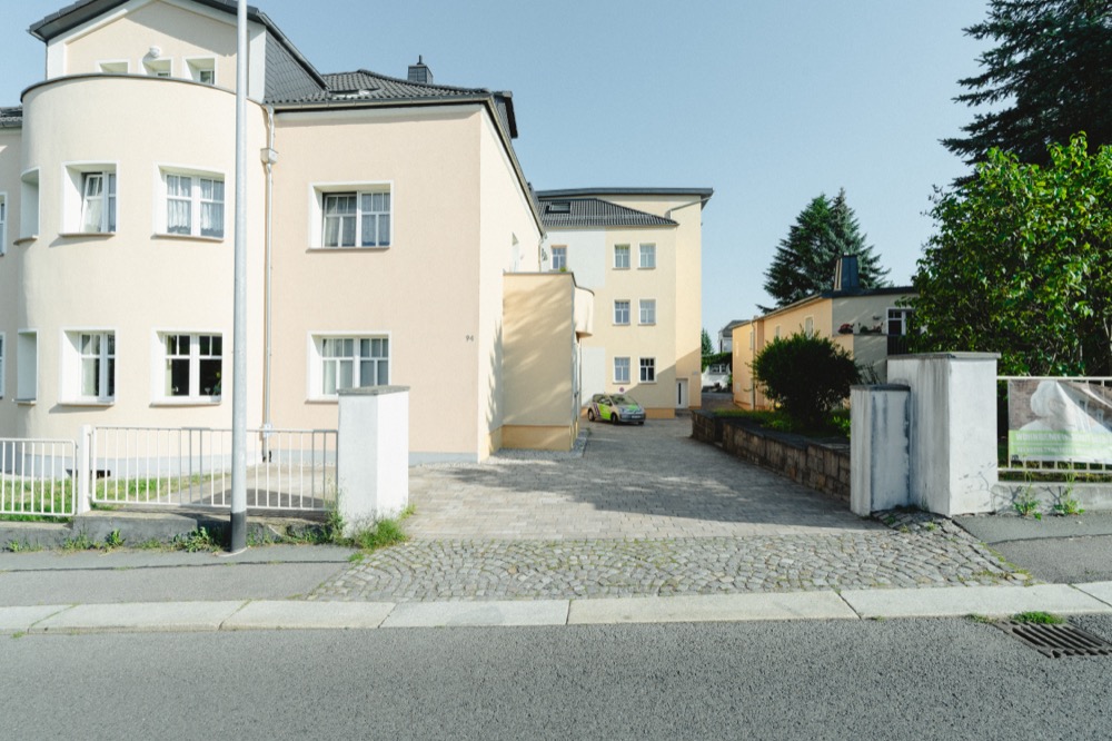 Heller Altbau mit Innenhof, in dem die Seniorenresidenz untergebracht ist