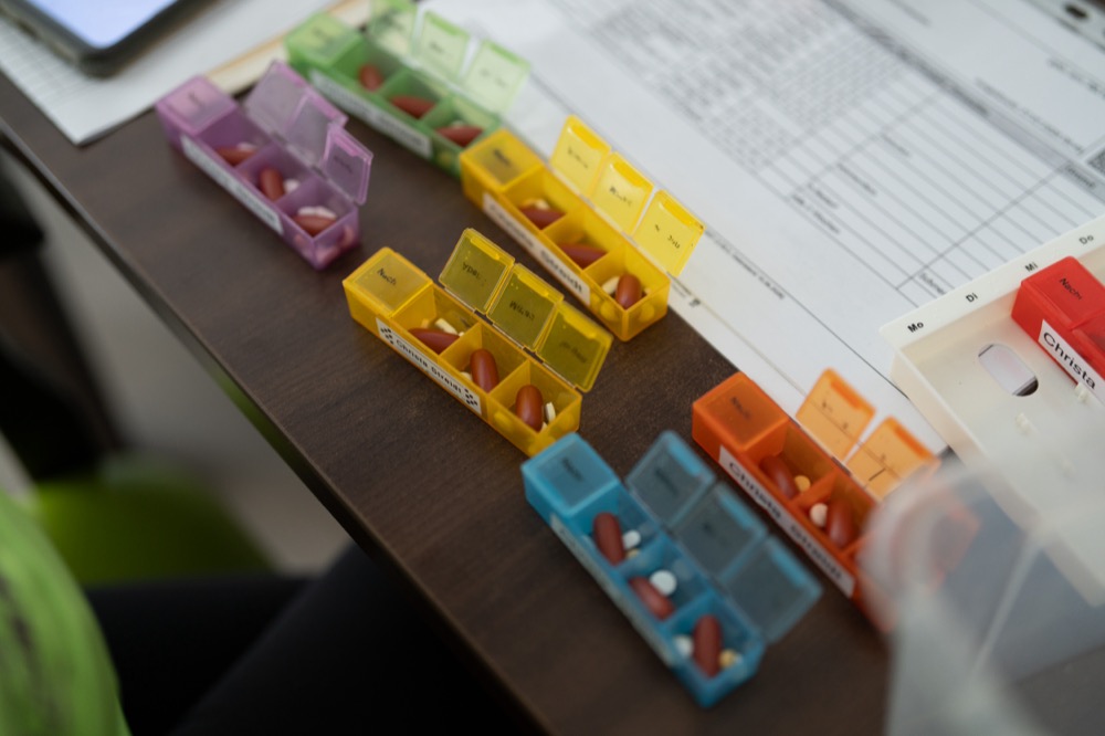 Vorbereitete Medikamentenboxen für die Woche