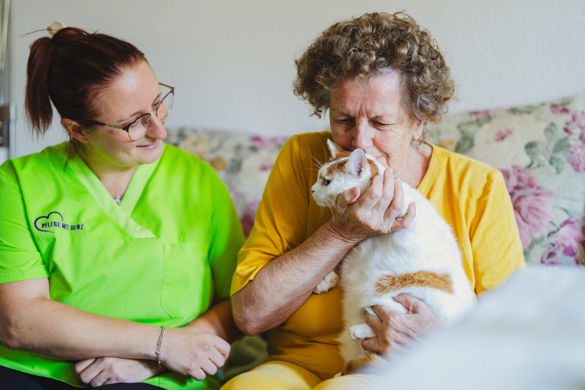 Bewohnerin mit Katze auf dem Schoß